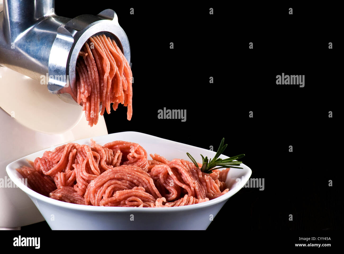 Ciotola di carne macinata con elettrico tritacarne Foto Stock