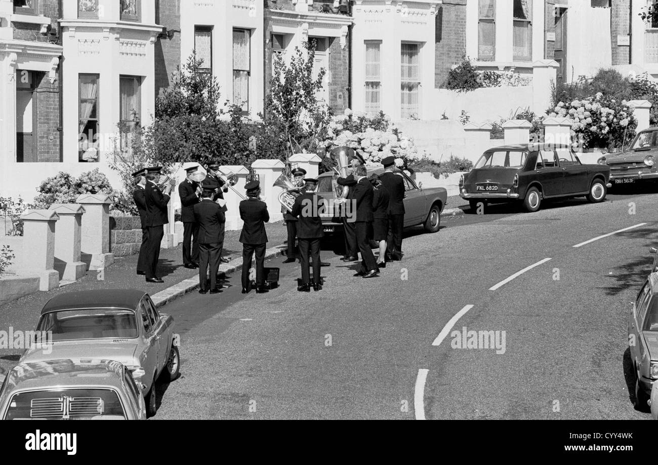 Ne di due immagini di archivio dell'Esercito della Salvezza in Hastings, questa mostra loro a Linton Crescent nel 1977. Foto Stock