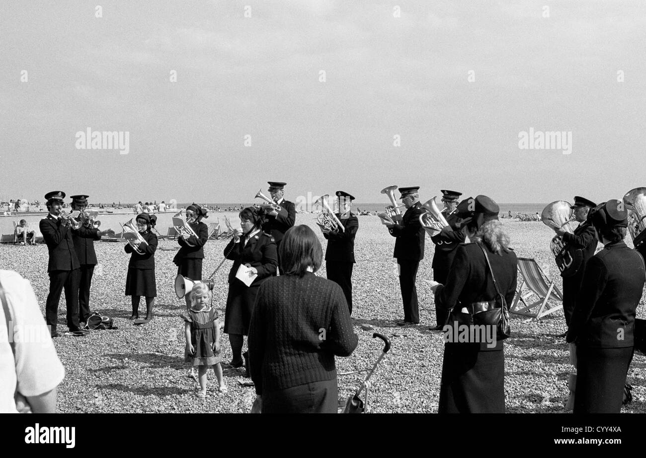 Una delle due immagini di archivio dell'Esercito della Salvezza in Hastings, questa mostra loro sulla spiaggia nel 1982. Foto Stock
