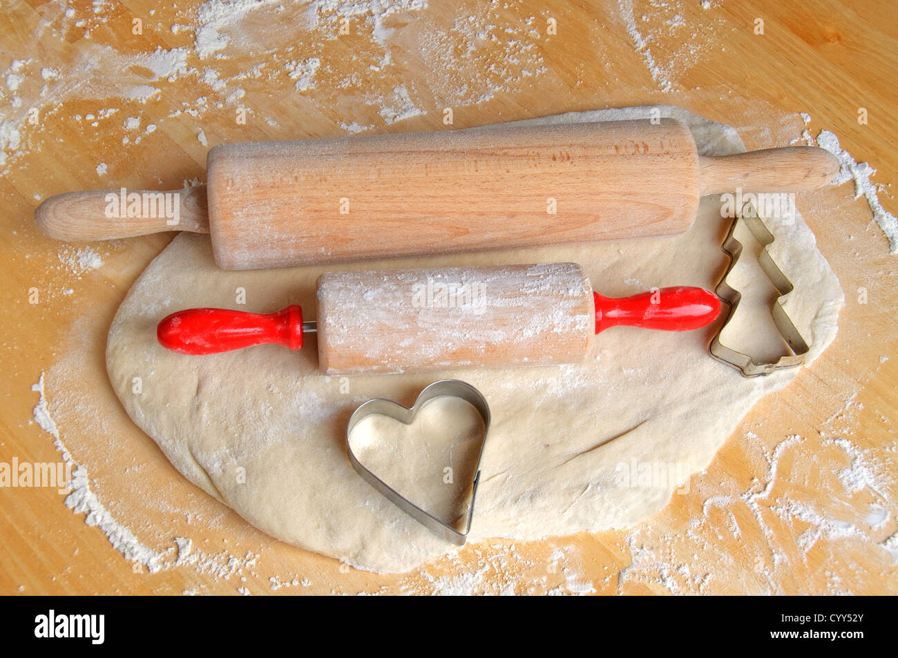 Perni di rotolamento con la pasta e due forme Foto Stock