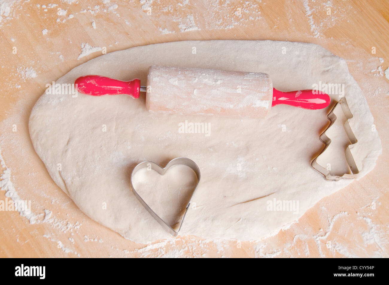 Perno di rotolamento per i bambini con la pasta e due forme Foto Stock