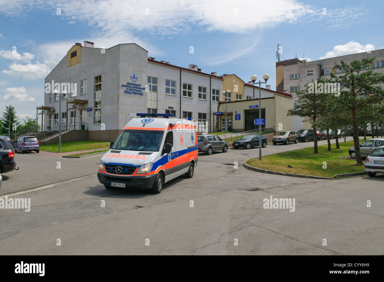 L'ambulanza a fronte di un ospedale. Una & E dipartimento di ospedale della città a Wadowice in Polonia. Foto Stock
