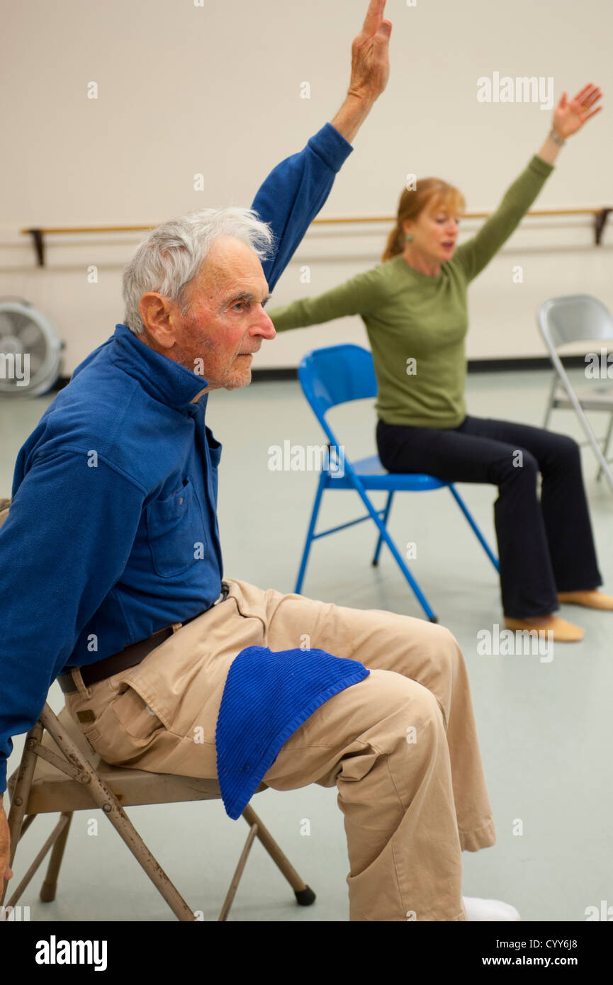 Un movimento di classe per gli anziani con il morbo di Parkinson Foto Stock