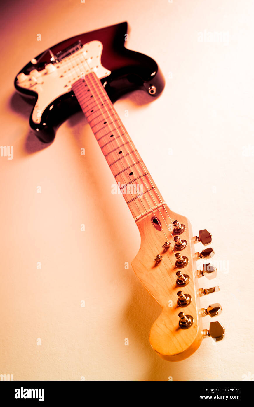 Ampia angolazione di una chitarra elettrica con sistema di illuminazione multicolore. Foto Stock