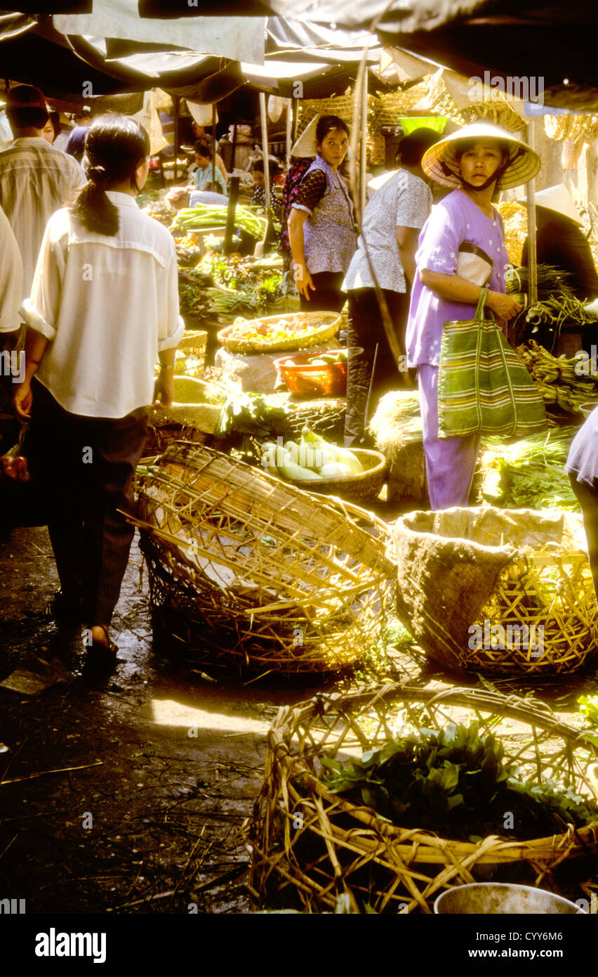 Ho Chi Minh City precedentemente denominato Saigon,mercati,Produzione,il Fiume Saigon, contenitore porta,navi, la vita di strada,Fornitori,Vietnam Foto Stock