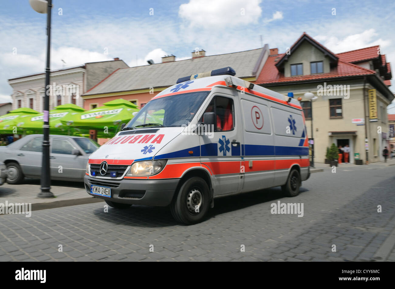 Accelerazione dei processi di ambulanza, motion blur. Wadowice, Polonia. Foto Stock