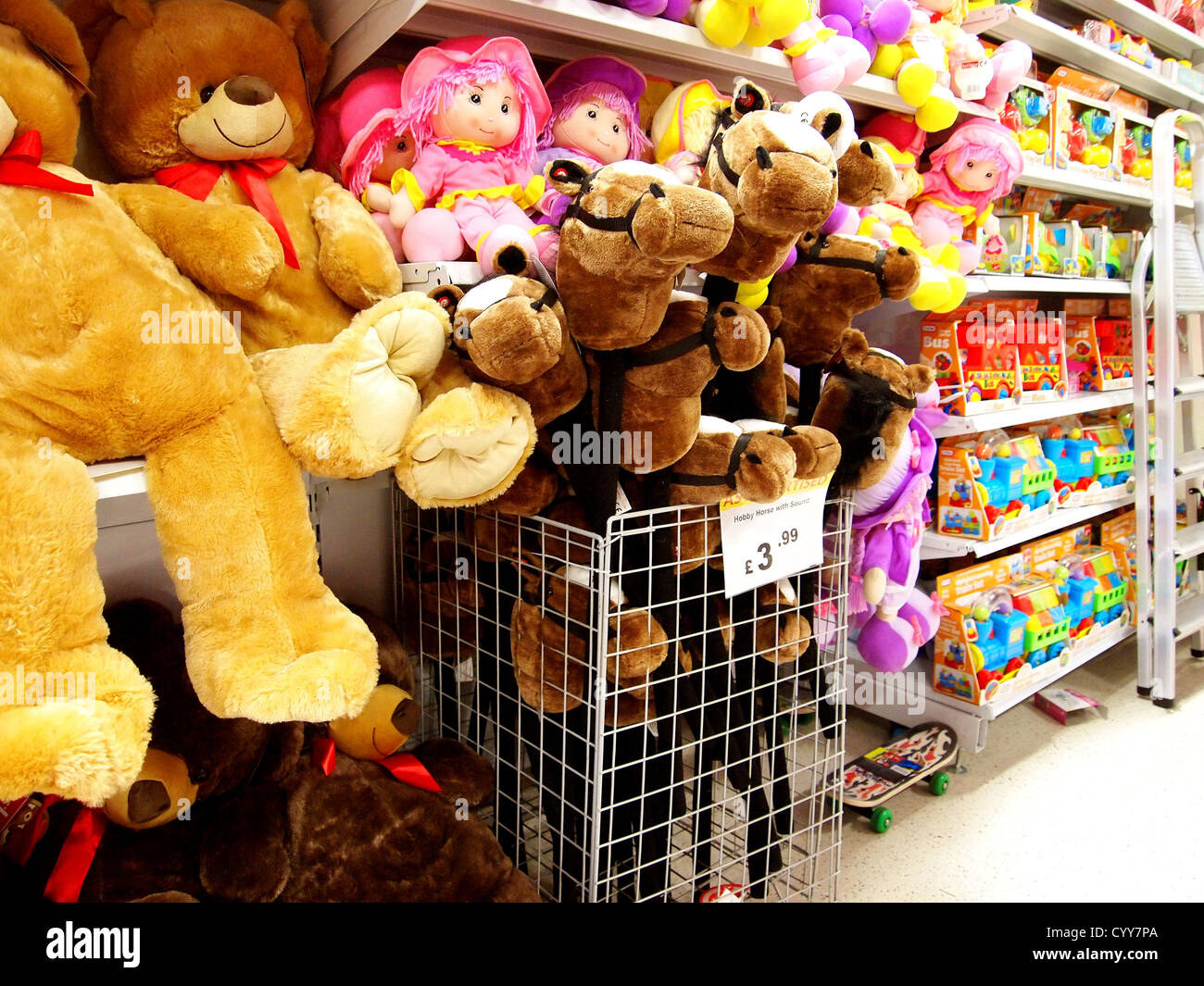 I peluche sul display in un negozio di giocattoli Foto stock Alamy