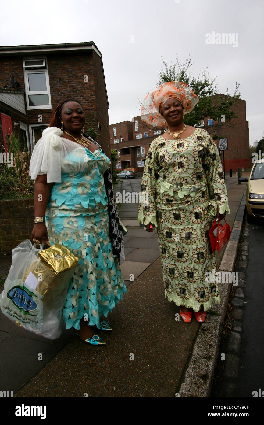 Le donne africane in abiti tradizionali nel sobborgo londinese di Woolwich Foto Stock
