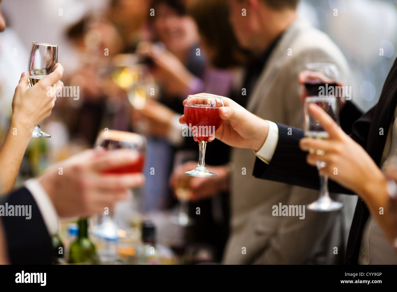 Evento di festa la gente acclamava ogni altra con champagne e vino Foto Stock