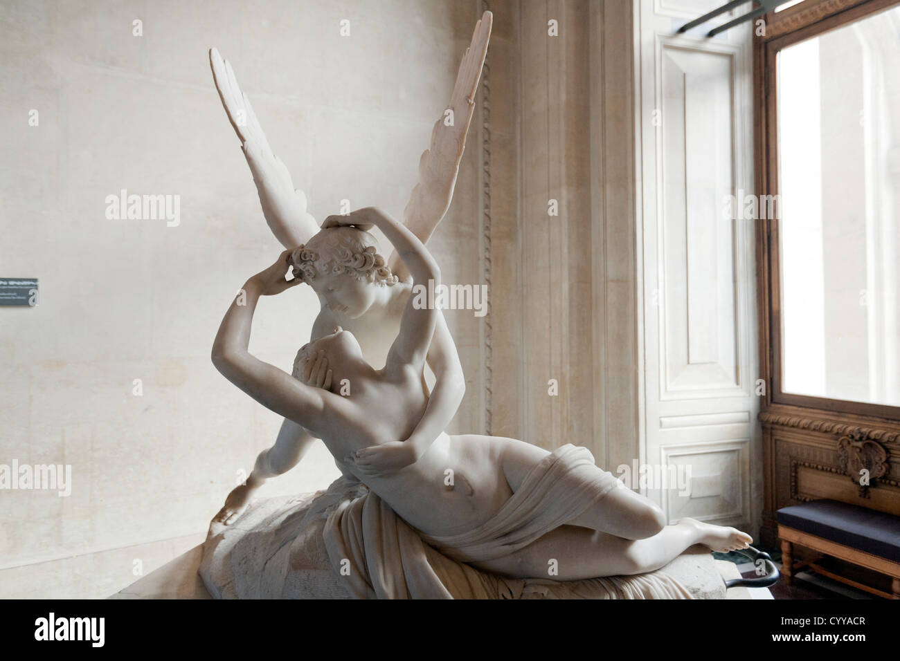 Amore e Psiche statua al museo del Louvre Parigi Francia Foto Stock