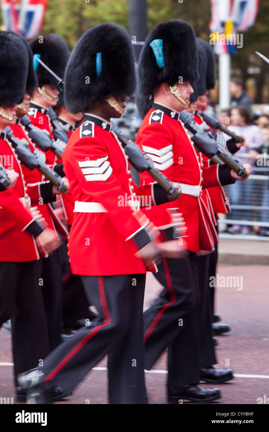 Membri della Guardia scozzese sulla parata a Buckingham Palace di Londra Inghilterra, Regno Unito Foto Stock