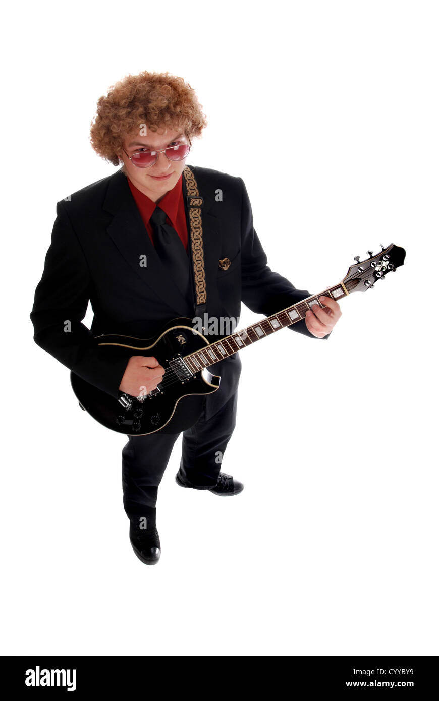 Giovane uomo in una suite di nero a suonare la chitarra Foto Stock