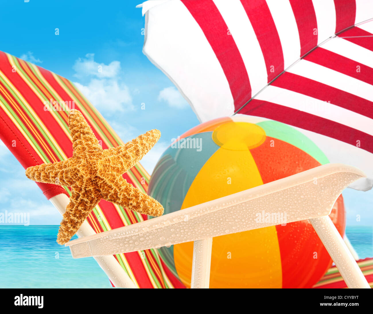 Primo piano della stella di mare sulla sedia sole in spiaggia Foto Stock