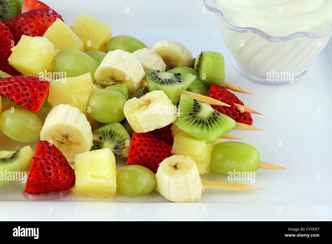 Frutta fresca Kebab fatta di fragole, uva, kiwi, banane e ananas. Profondità di campo Foto Stock