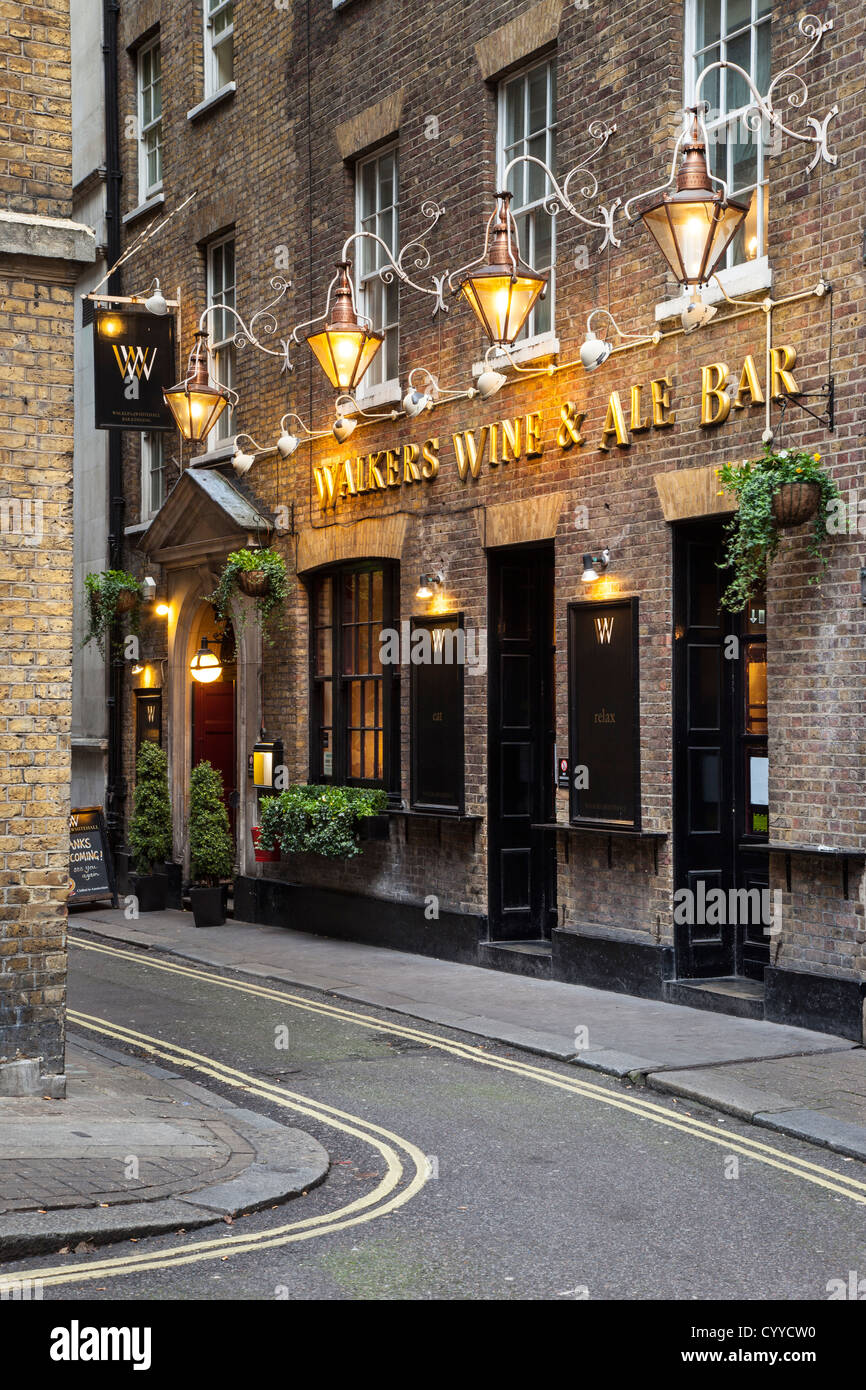 Walkers wine bar e birreria vicino a Trafalgar Square, Londra Inghilterra, Regno Unito Foto Stock