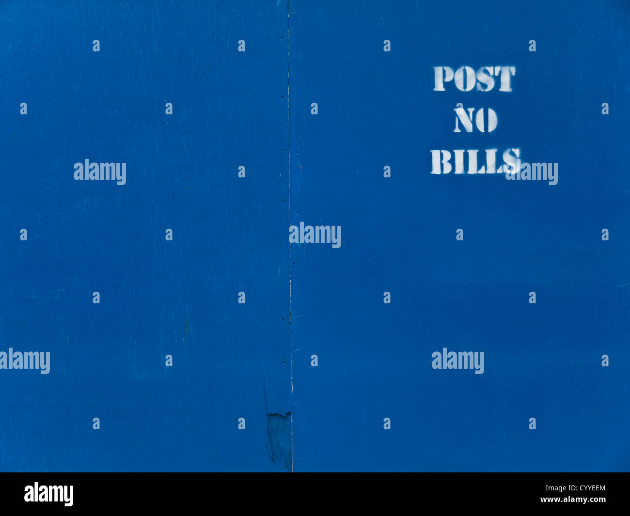 In legno di colore blu sullo sfondo del pannello con una bianca stampata "post le fatture non' testo. Foto Stock