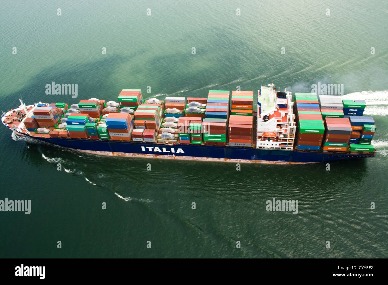 Vista aerea del contenitore di una nave che va dentro Santos porto cittadino, Sao Paulo membro a riva, Brasile Foto Stock