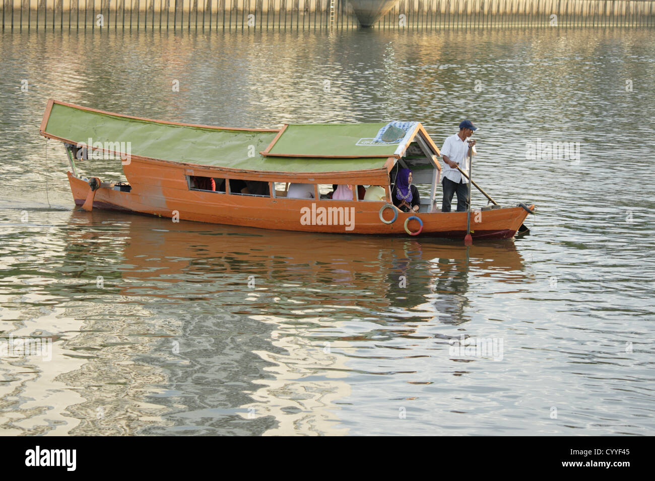 Sampan barca che porta passeggero al Fiume Sarawak Kuching Foto Stock
