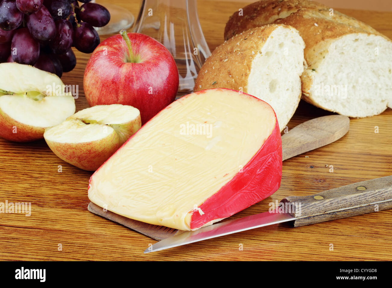 Il formaggio Edam olandese con frutta fresca e una pagnotta di pane. Foto Stock