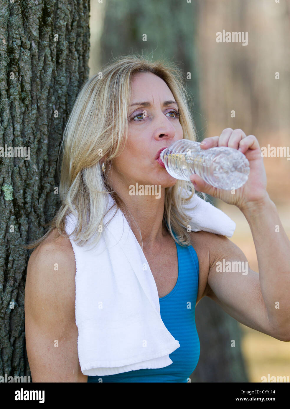 Donna acqua potabile durante una pausa di un allenamento Foto Stock