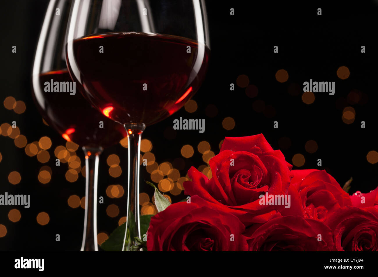 Un romantico rosso vino e rose Foto stock - Alamy