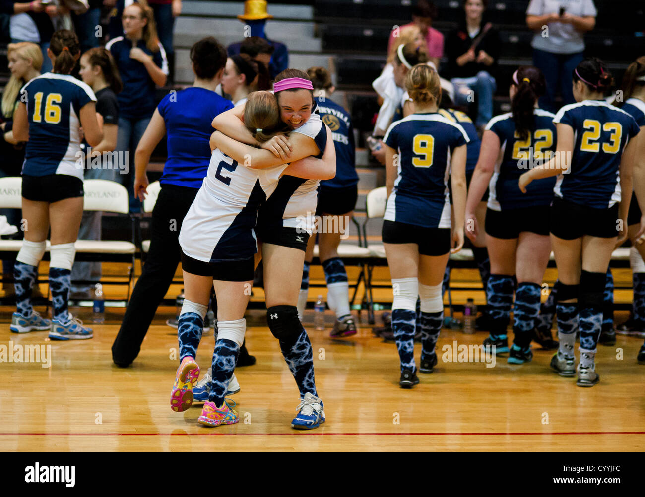 Nov. 12, 2012 - College Park, Maryland, Stati Uniti - Perryville giocatori celebrano il loro vincere contro Dunbar High School in semifinale del Maryland membro Volley 1un campionato a Ritchie Colosseo in College Park, Maryland il 12 novembre 2012. Perryville sconfitto Dunbar 25-21, 25-7 e 25-22 in rettilinei imposta per guadagnare un rematch con Smithsburg per lo Stato 1un titolo. (Credito Immagine: © Scott Serio/eclipse/ZUMAPRESS.com) Foto Stock