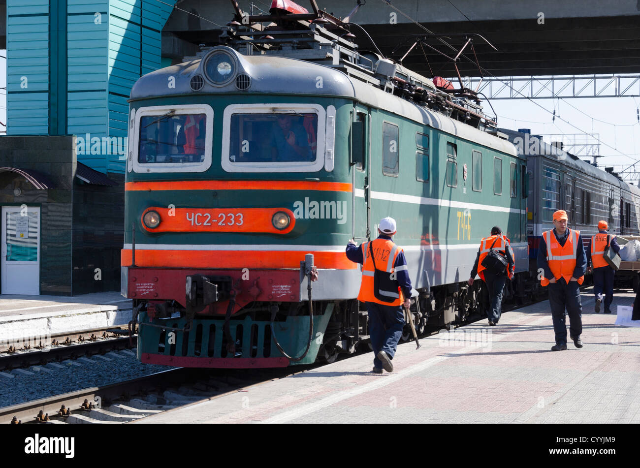 Locomotiva elettrica a Omsk stazione ferroviaria, Trans Siberian Railway, Siberia, Russia Foto Stock