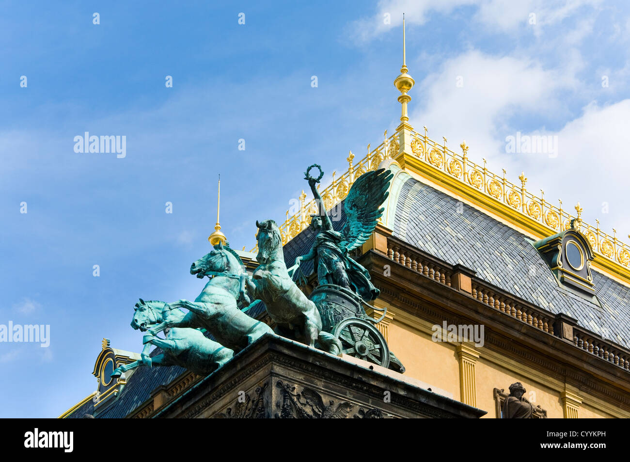 Tre di bronzo carrozza a cavalli sulla sommità del Teatro Nazionale di Praga (riaperta nel 1883, Repubblica Ceca) Foto Stock