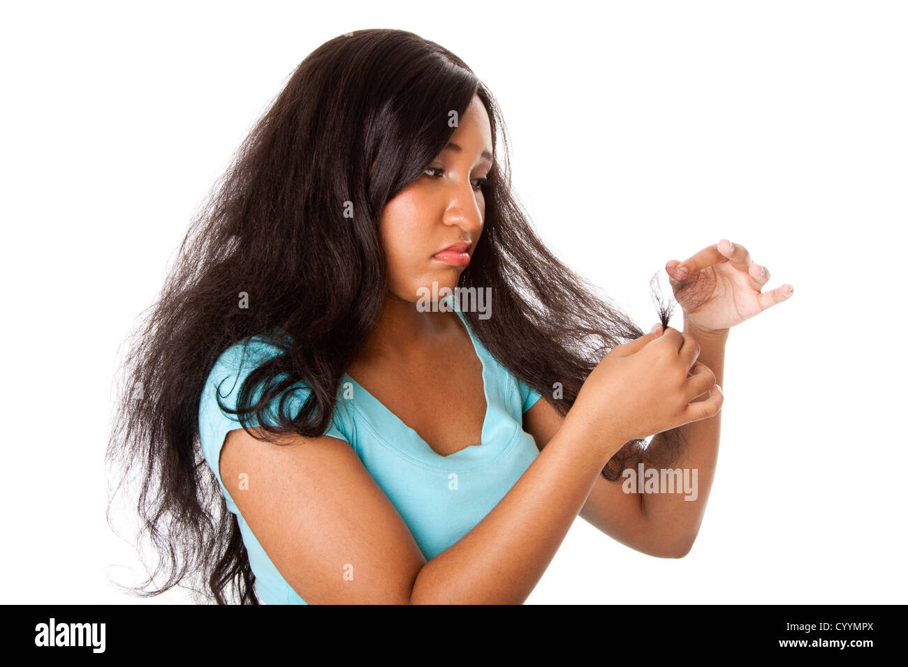 Ragazza triste circa i suoi capelli crespi con doppie punte dei capelli a causa di una cattiva cura dei capelli -, isolata. Foto Stock