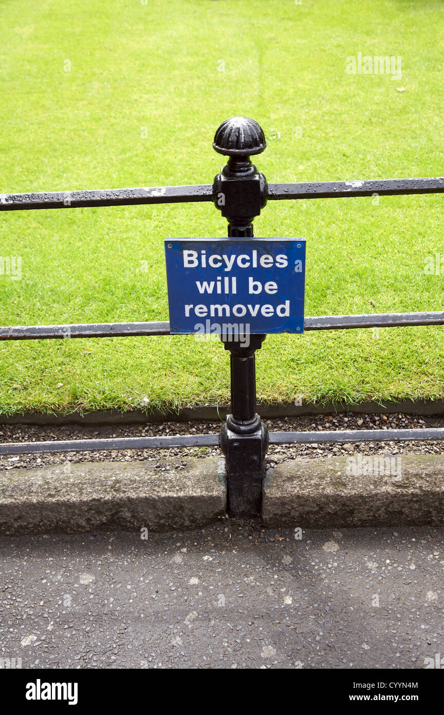 Biciclette saranno rimossi segno blu in un Park di Dublino Foto Stock