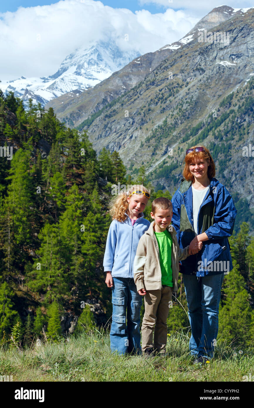 La famiglia (madre con bambini) a piedi sulle Alpi estate mountain (Svizzera, Zermatt e il Cervino monte vista) Foto Stock