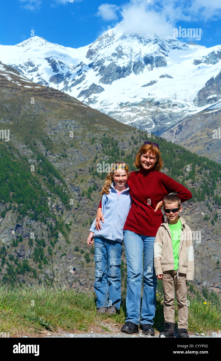 La famiglia (madre con bambini) a piedi sulle Alpi estate montagna altopiano (Svizzera, vicino a Zermatt). Foto Stock