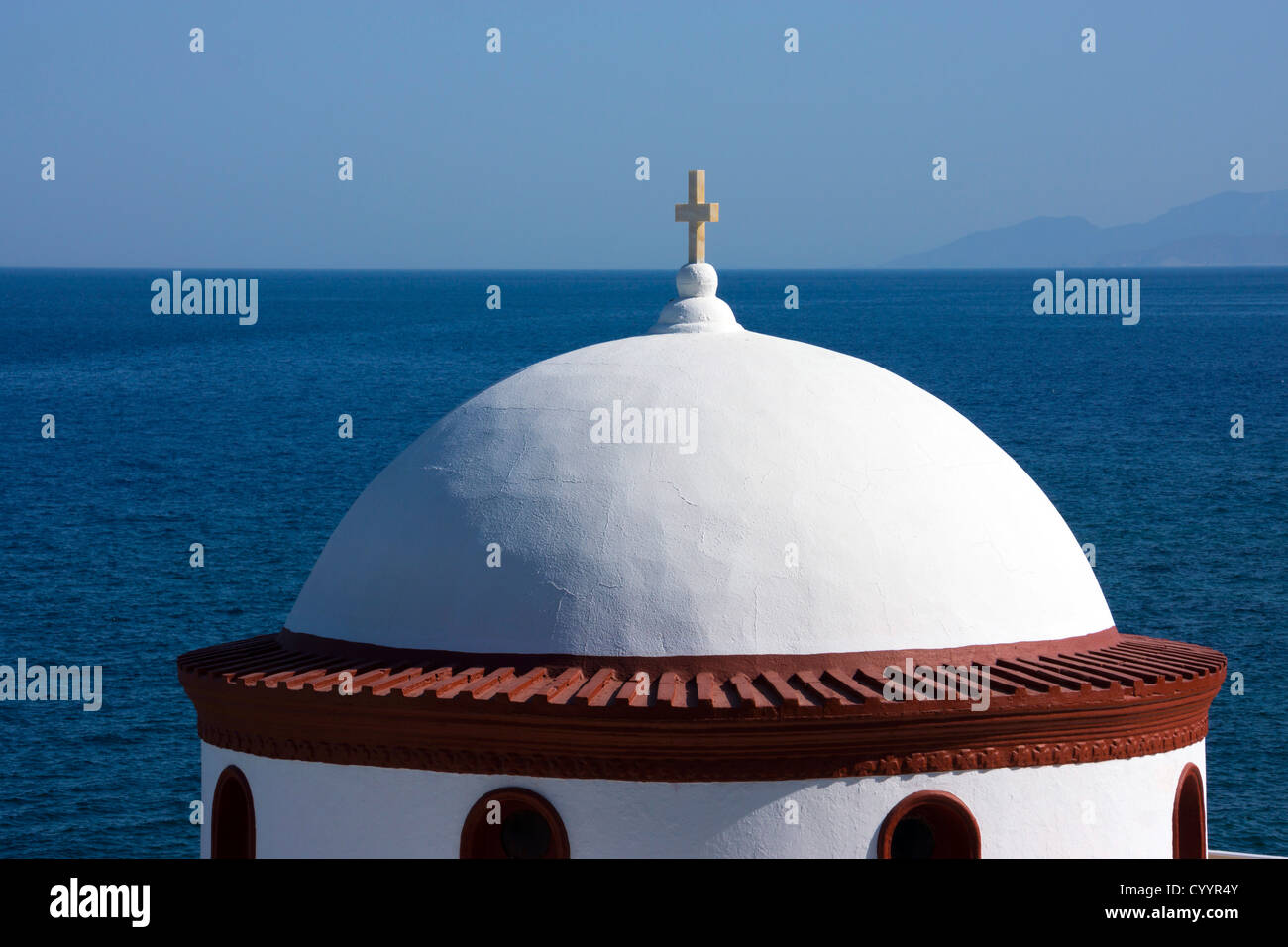 Bianco cupola della chiesa con la croce e il blu del mare, greci ortodossi, Nyseros, Grecia Foto Stock