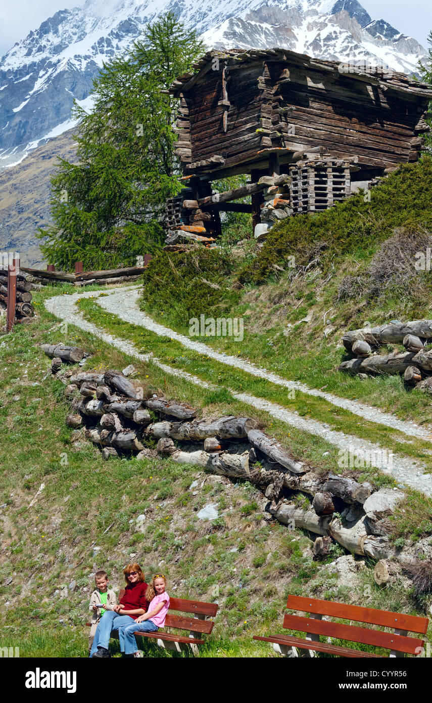 La famiglia (madre con bambini) a piedi sulle Alpi estate montagna altopiano (Svizzera, vicino a Zermatt). Foto Stock