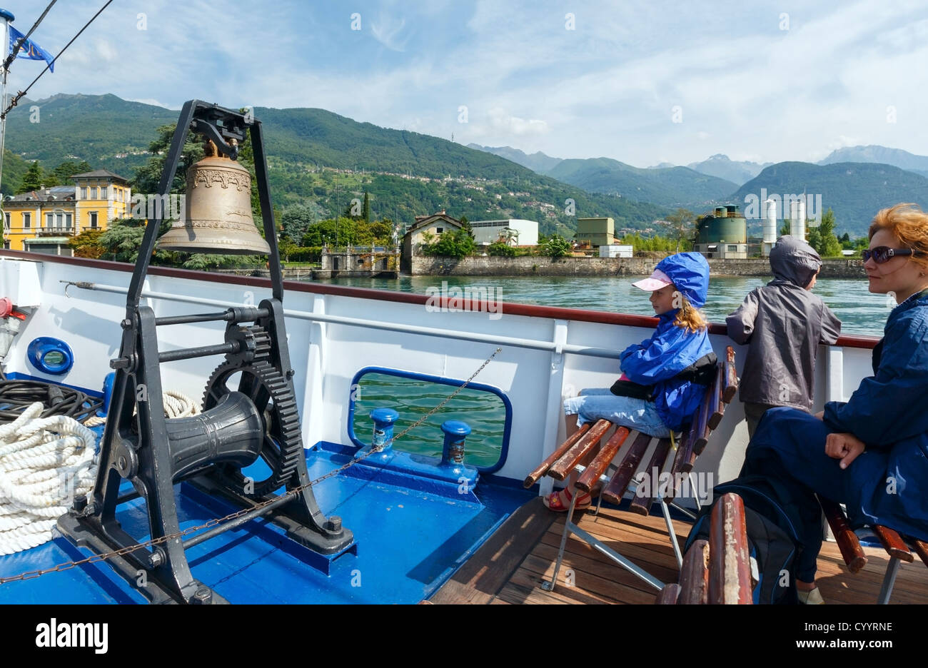 La famiglia (madre con bambini) hanno escursione dal lago di Como (Italia) summer view sul bordo nave Foto Stock