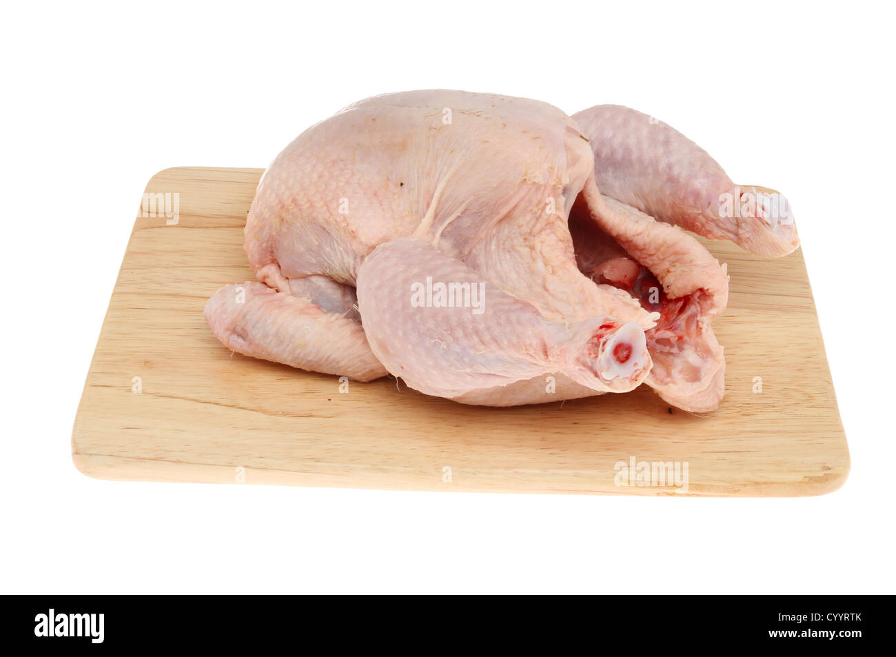 Il pollo crudo su una preparazione alimentare a bordo isolata contro bianco Foto Stock