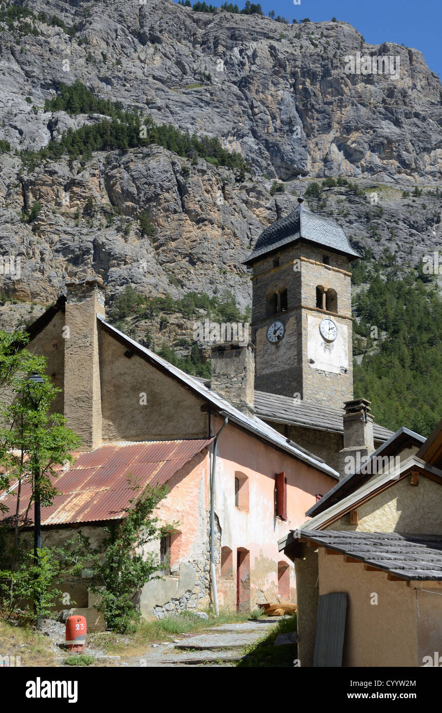 Chiesa e Case a Plampinet Névache, Valle della Clarée Alte Alpi francesi Francia Foto Stock