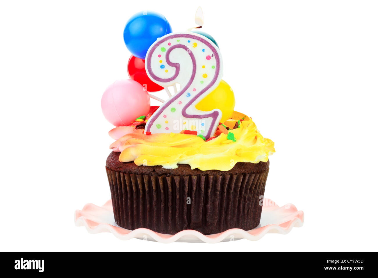Cioccolato torta di compleanno con il numero due di candele e palloncini di plastica. Isolato su uno sfondo bianco. Foto Stock
