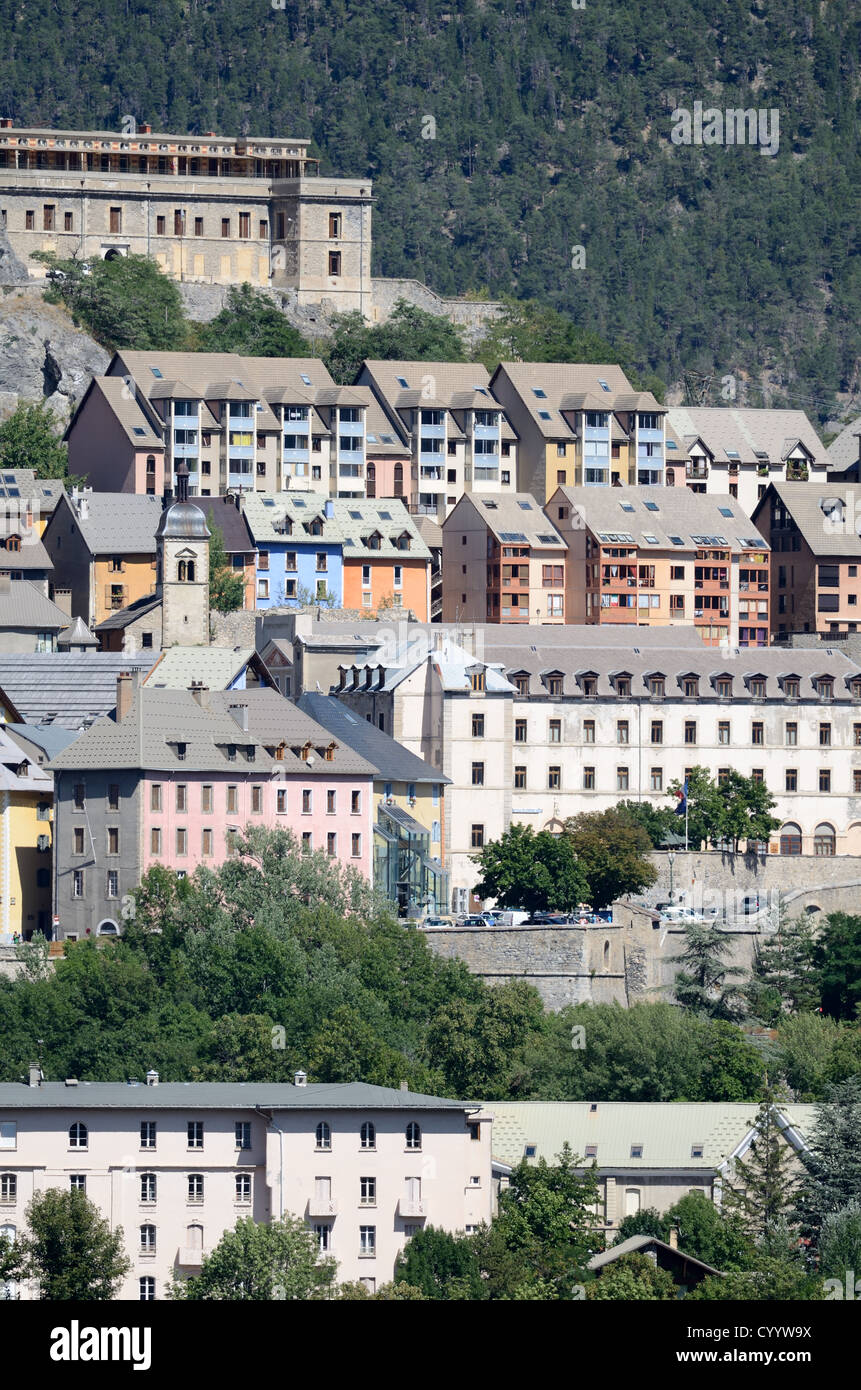 Case a schiera, comprese le nuove Case costruite per riflettere l'architettura storica, nella città fortificata di Briançon Hautes-Alpes Francia Foto Stock