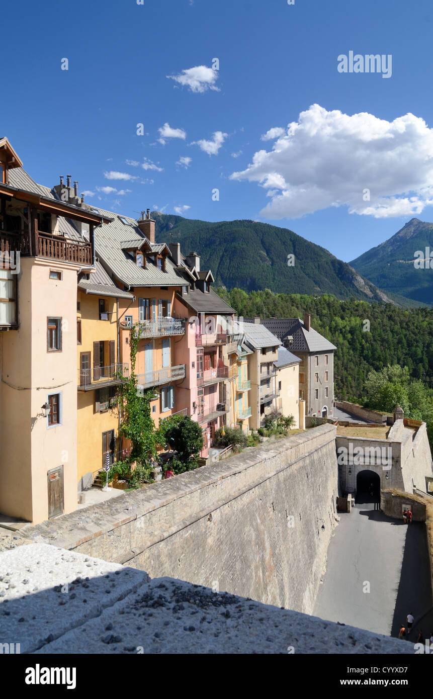 Città Vecchia e le mura della città costruita da Vauban Briançon Hautes Alpes: Francia Foto Stock
