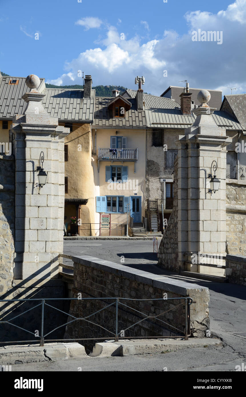 Porte Dauphine o Dauphine porta della città e le mura costruite da Vauban a Briançon Hautes-Alpes Francia Foto Stock