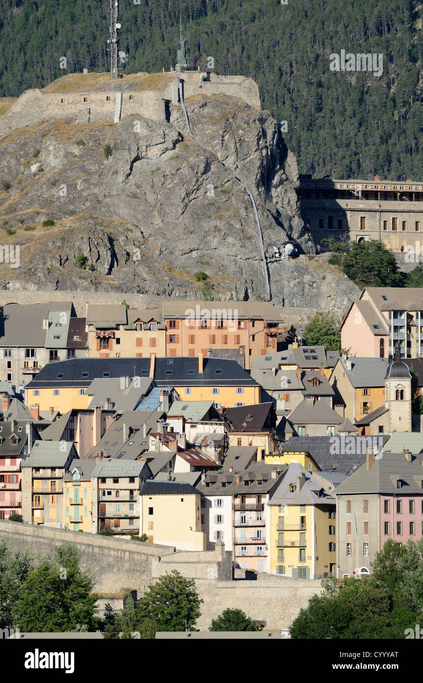 Città vecchia, Case storiche, Cittadella e Vauban fortificazioni Briançon Hautes-Alpes Francia Foto Stock