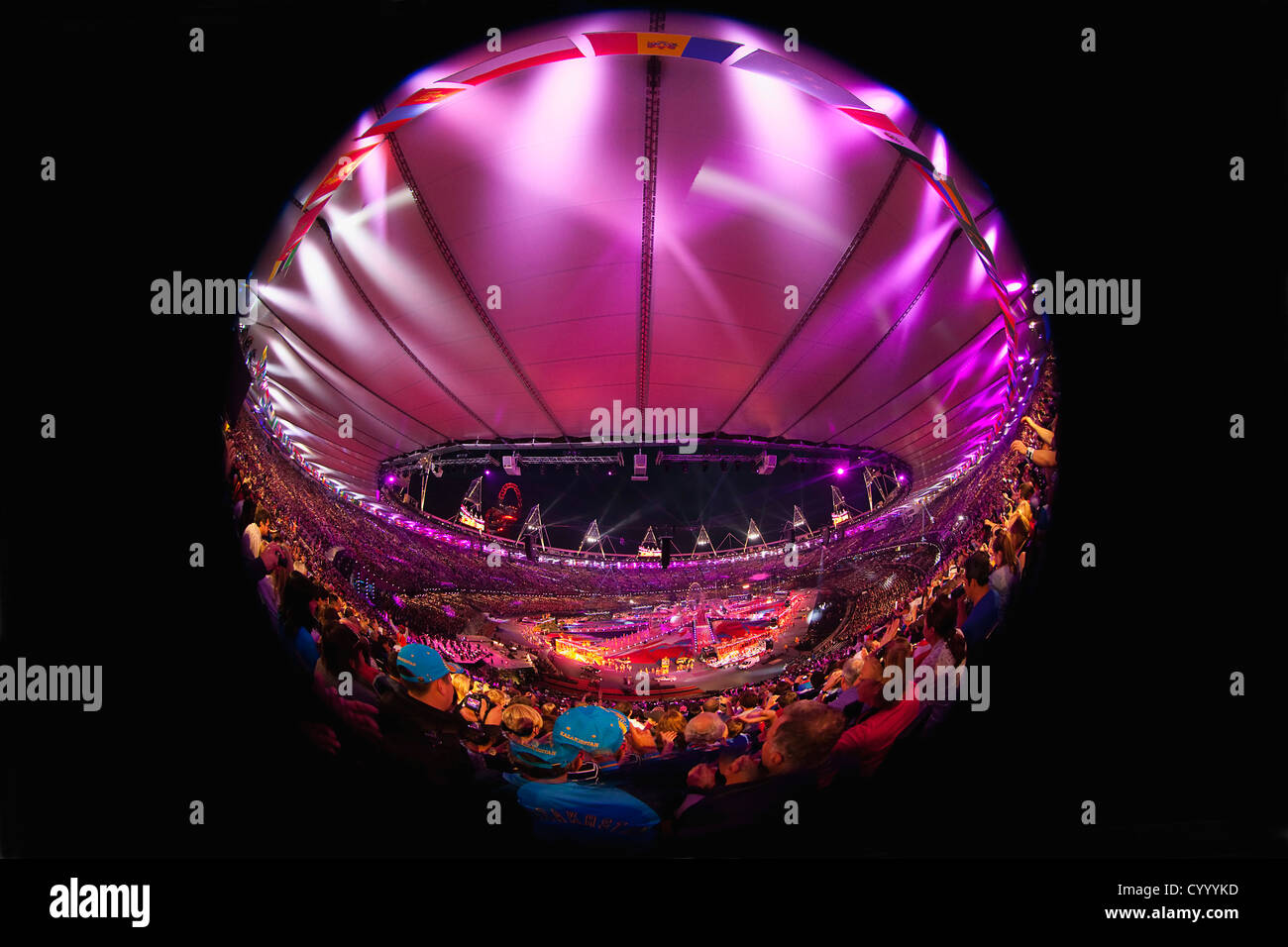 Inghilterra, Londra, Stratford, obiettivo Fisheye vista di giochi olimpici cerimonia di chiusura con il pubblico in Stadium e luce rosa display. Foto Stock