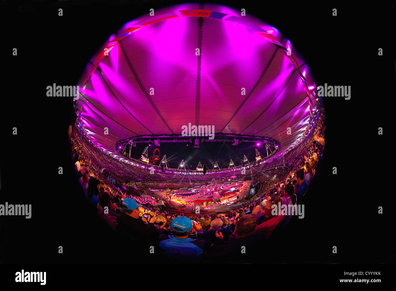 Inghilterra, Londra, Stratford, obiettivo Fisheye vista di giochi olimpici cerimonia di chiusura con il pubblico in Stadium e luce rosa display. Foto Stock