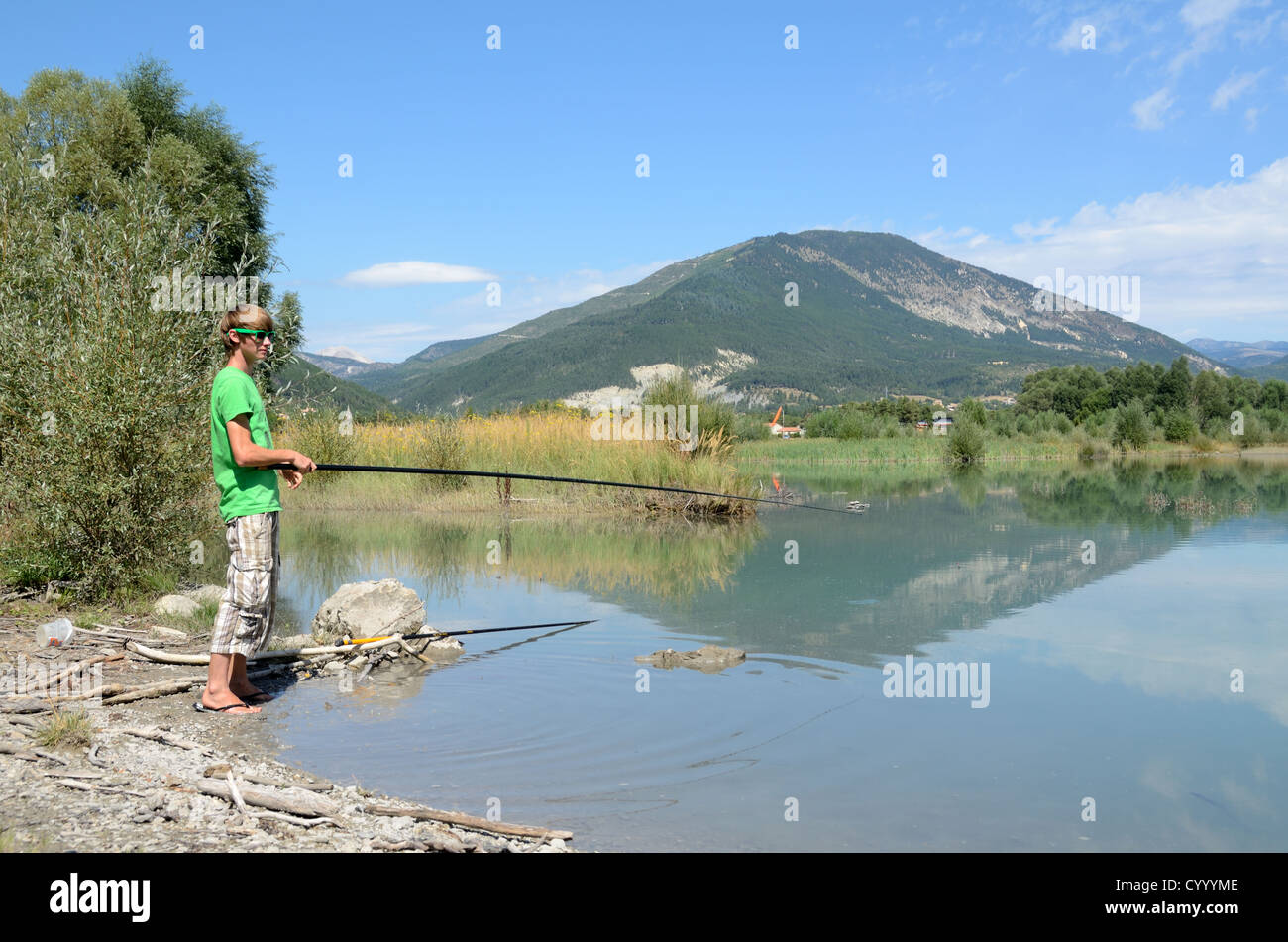 Pesca di ragazzino nel Parco Regionale Alpes-de-Haute-Provence Alpes Verdon Lago di Castillon Francia-André-les-Alpes Foto Stock