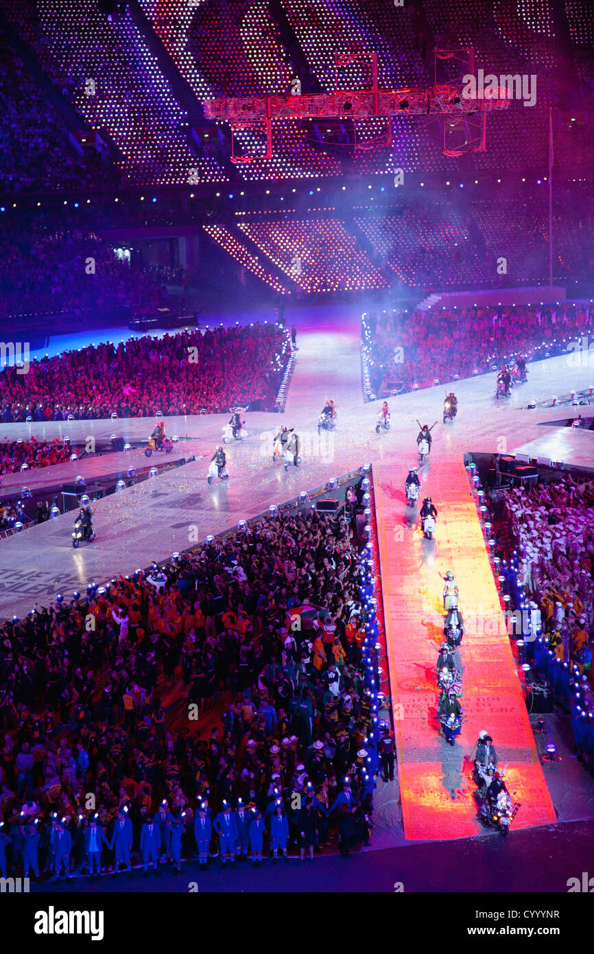 Inghilterra, Londra, Stratford, giochi olimpici cerimonia di chiusura luce rossa display e concorrenti. Foto Stock