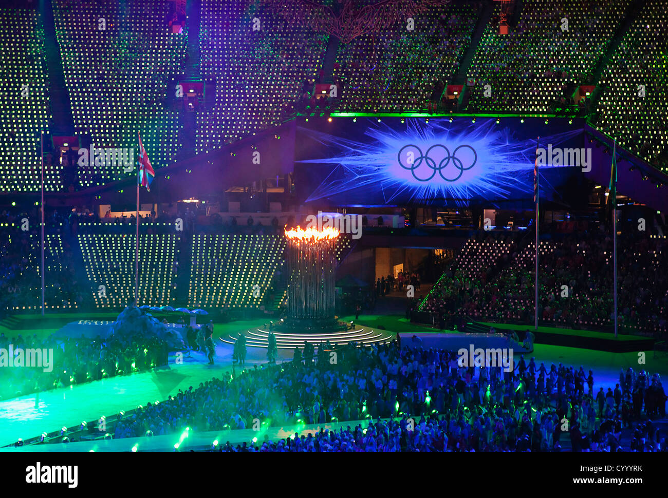 Inghilterra, Londra, Stratford, giochi olimpici cerimonia di chiusura luce display e gli anelli. Foto Stock