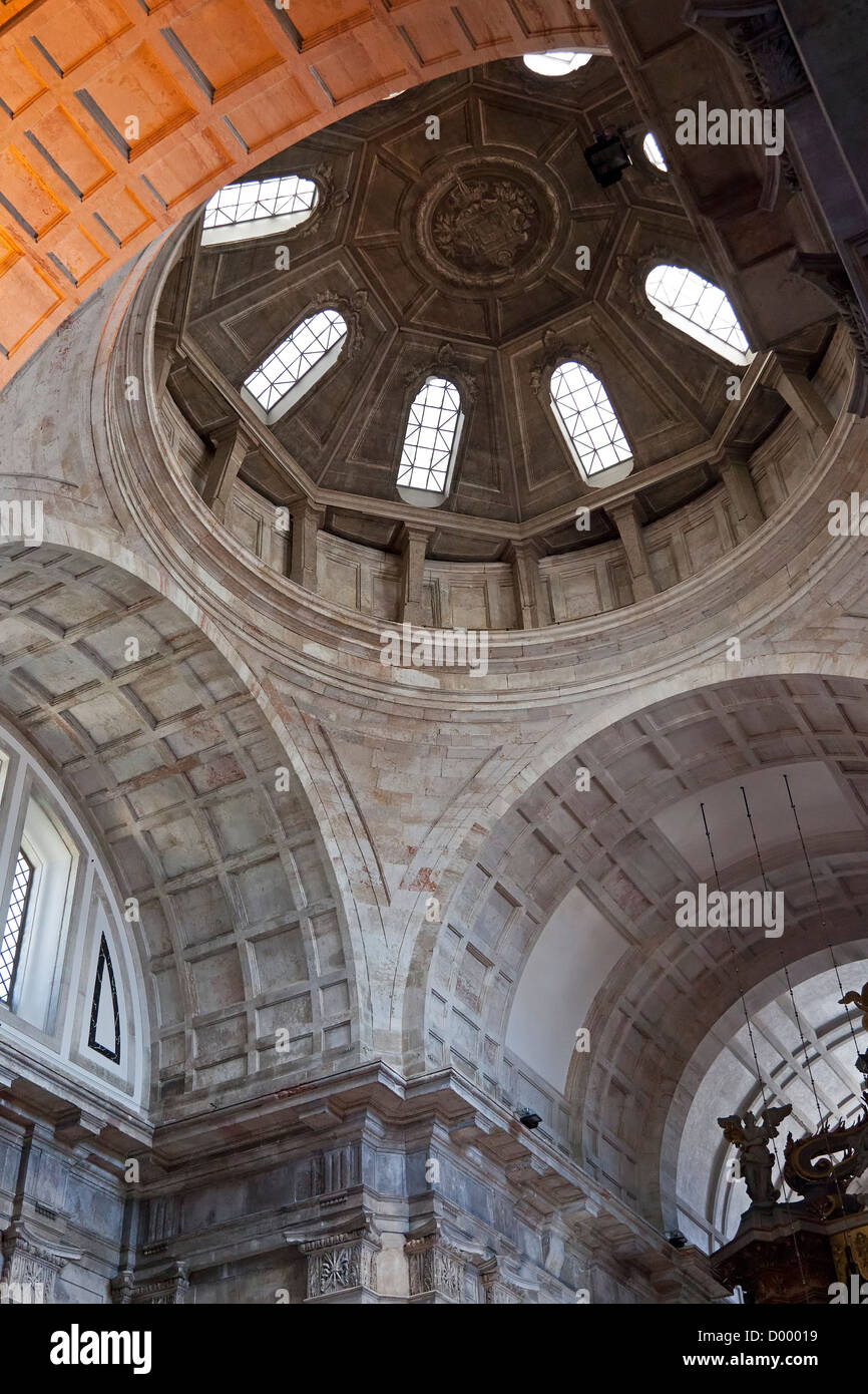 Cupola della chiesa di Sao Vicente de Fora monastero. Lisbona, Portogallo. Xvii secolo architettura manieristica. Foto Stock