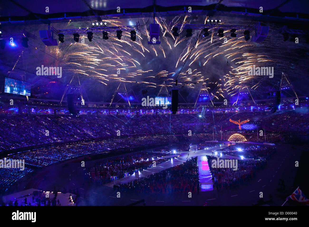 Inghilterra, Londra, Stratford, giochi olimpici cerimonia di chiusura con spettacolo pirotecnico in stadium. Foto Stock