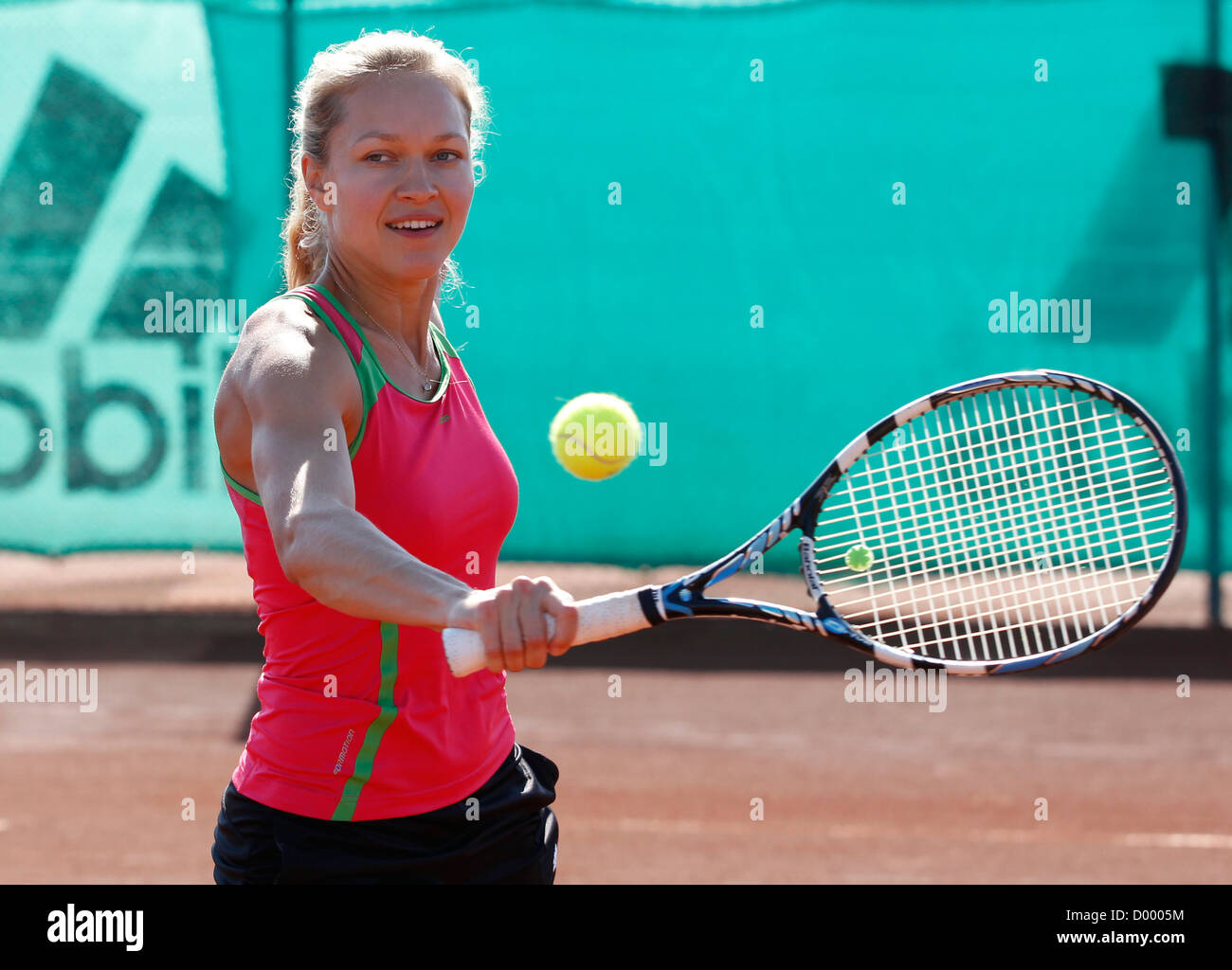 Giovane donna giocare a tennis in un club vacanze, Manavgat, Turchia Foto Stock